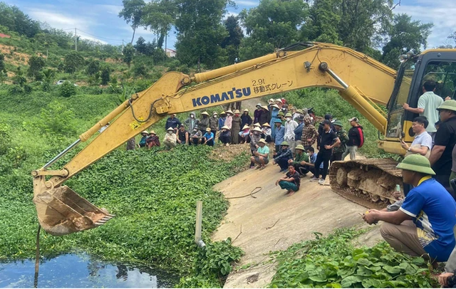 Cơ quan chức năng cho máy xúc đào tại khu vực gần trang trại nuôi heo ở thôn Long Tiến, xã Cẩm Long, huyện Cẩm Thủy để phục vụ điều tra vụ việc. capture-1066.png