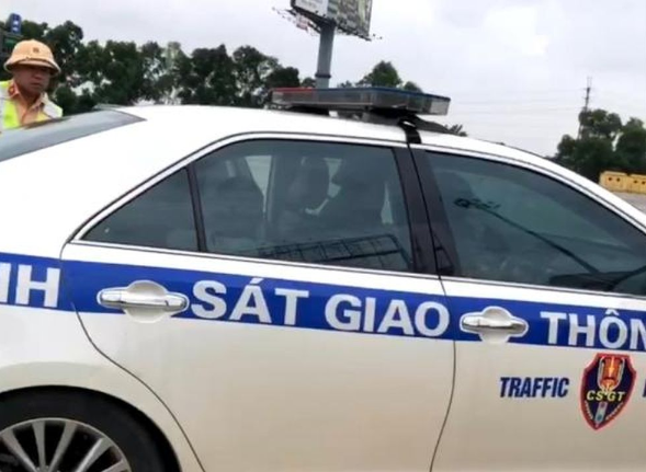 CSGT dùng xe đặc dụng chở cháu bé bị co giật đi cấp cứu. capture-4921.png