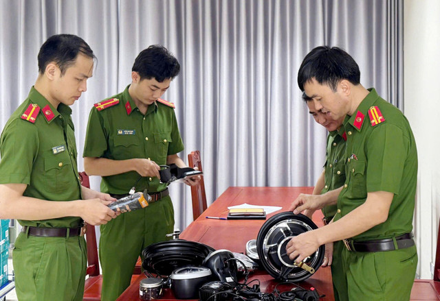 Lực lượng công an kiểm tra tang vật vụ án. 1-9179.jpg