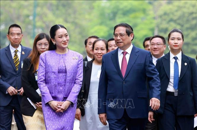 Thủ tướng Phạm Minh Chính và Thủ tướng Thái Lan Paetongtarn Shinawatra tại lễ đón. Ảnh: Dương Giang/TTXVN 1-8746.jpg