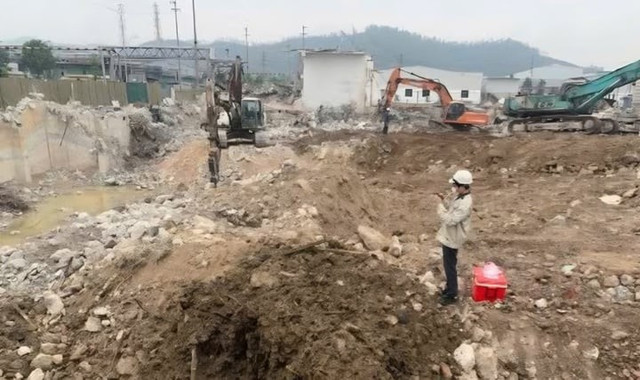 Khu vực bể chứa nước thải của Công ty trách nhiệm hữu hạn Vina Cell Technology do ông Phát chỉ đạo tháo dỡ. bg-19291598.jpg