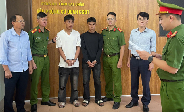 Hai đối tượng bị khởi tố. capture.png
