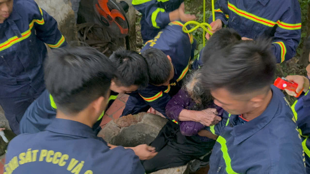 Lực lượng cứu hộ triển khai cứu người bị nạn. 56.jpg