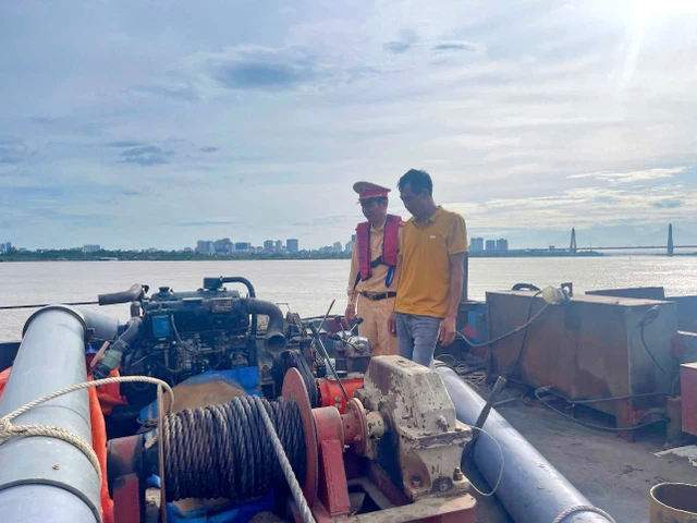 Vạch trần thủ đoạn hút trộm cát tinh vi trên sông Hồng
