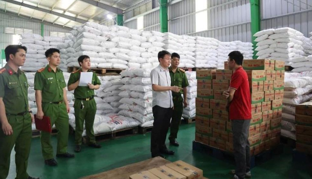 Ban Giám đốc Công tỉnh Phú Thọ trực tiếp đi kiểm tra tại thời điểm khám xét công ty. capture-7691.png