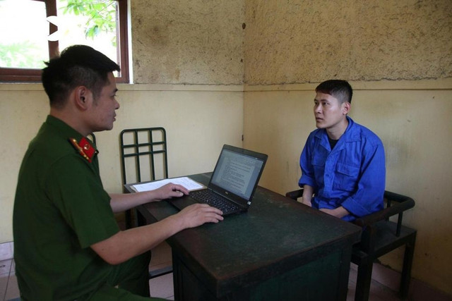 Đối tượng Đinh Văn Vương tại cơ quan Công an. e83cd41a2c54c50a9c45.jpg