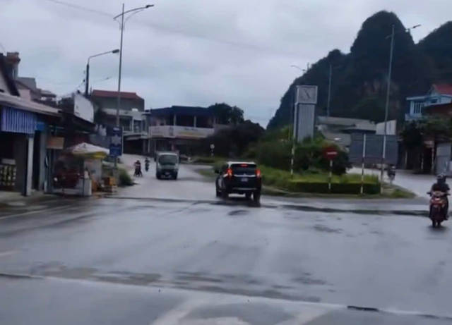 Hình ảnh cắt từ video trên mạng xã hội chiếc xe biển xanh vi phạm giao thông. capture.png