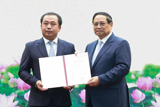 Thủ tướng Phạm Minh Chính trao Quyết định bổ nhiệm Quyền Bộ trưởng Bộ Nông nghiệp và Môi trường cho ông Trần Đức Thắng. 4.jpg
