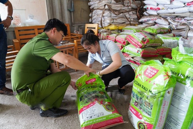 Cơ quan chức năng lấy mẫu phân bón của Chi nhánh Minh Bảo An Hòa Bình. Ảnh: Công an tỉnh Hòa Bình 3420622f-94cc-4fa9-b218-604c32bc3cb4.jpg
