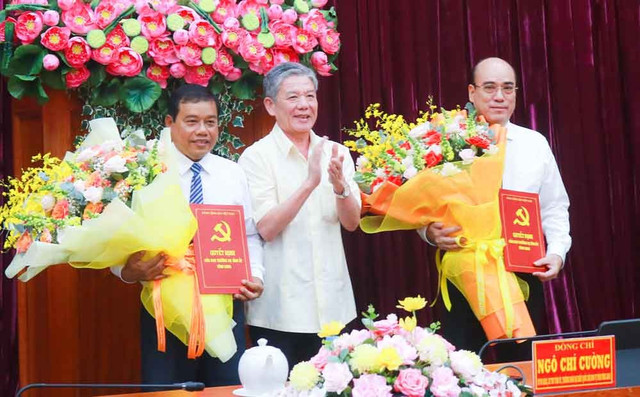 Bí thư Tỉnh ủy- Ngô Chí Cường trao quyết định và tặng hoa chúc mừng đồng chí Kim Rương và đồng chí Nguyễn Văn Tuấn. a1-20250904163646.jpg