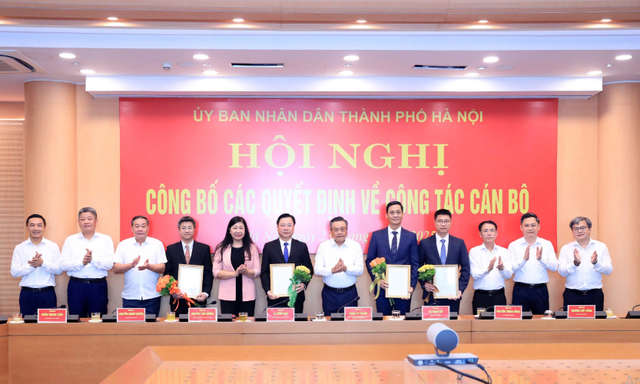 Lãnh đạo TP Hà Nội trao quyết định và chúc mừng các cán bộ nhận nhiệm vụ mới. capture.png