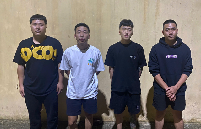 Các đối tượng bị bắt giữ, trong đó Đỗ Minh Tú (áo trắng) là kẻ chủ mưu cầm đầu. capture-3786.png