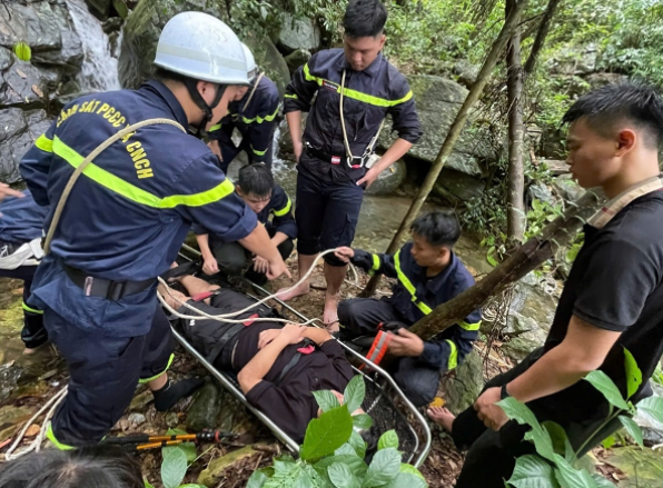 CBCS sử dụng cáng CNCH tiếp cận nạn nhân. capture-4864.png