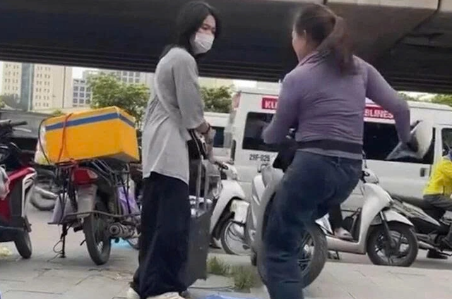 Bà K. đuổi cô gái khỏi vỉa hè (Ảnh: Chụp màn hình). capture.png