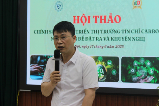 TS Đặng Hoàng Hà (Đại học Công đoàn) trình bày tham luận tại hội thảo. 2d2d543a-79a2-49b8-8b3d-a2dc1a8e7e8f.jpg