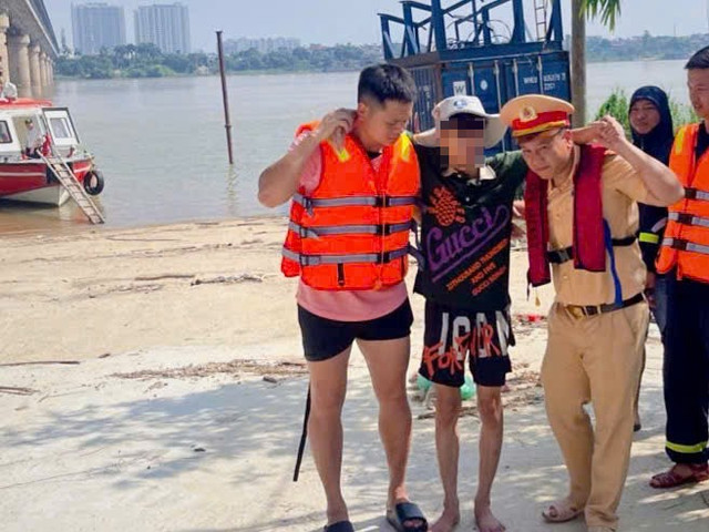 Nam thanh niên được lực lượng chức năng đưa lên bờ an toàn. 3.jpg