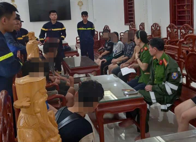 11 học sinh bị mắc kẹt được lực lượng chức năng giải cứu. capture-6657.png