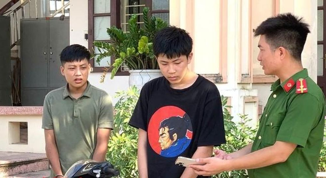 Các đối tượng Võ Trần Thanh Tùng, Võ Trần Tùng Dương tại Công an phường Vỵ Khê. capture-4894.png
