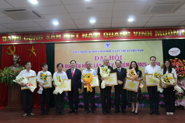 Ông Huỳnh Thành Đạt và TSKH Phan Xuân Dũng tặng Bằng khen và hoa cho các tập thể có thành tích xuất sắc. f7594fd2-b006-44cf-b3dc-1da909ecd61d.jpg