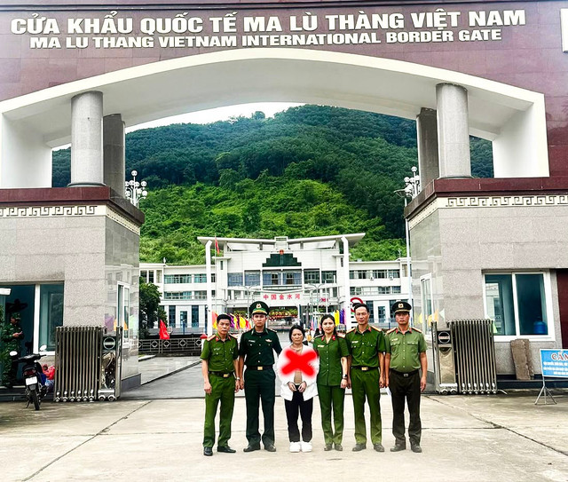 Đối tượng Vàng Gạ Lơ (x) bị lực lượng chức năng bắt giữ sau 7 năm trốn truy nã sang Trung Quốc. 89.jpg