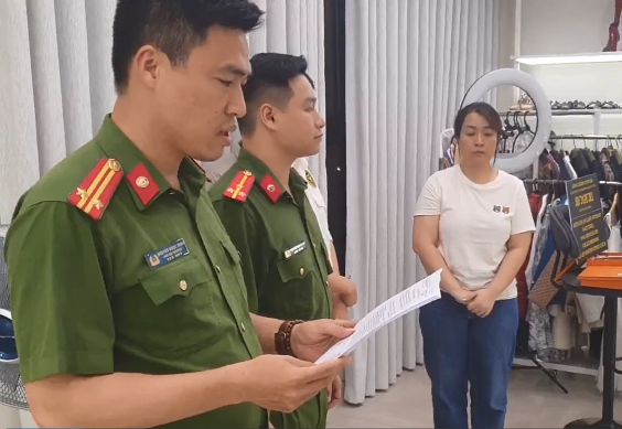 Cơ quan điều tra khám xét khẩn cấp nơi làm việc của Nguyễn Thị Thu Hường. 5.png