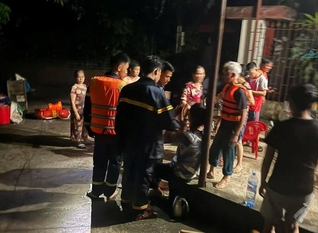 Các thành viên trên chiếc thuyền cứu hộ bị lật đã được cứu an toàn. cuu-ho.jpg