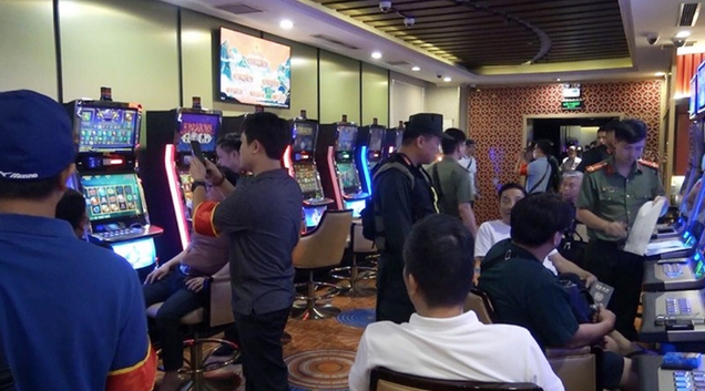 Lực lượng chức năng khám xét tại King Club. 5-2821.png