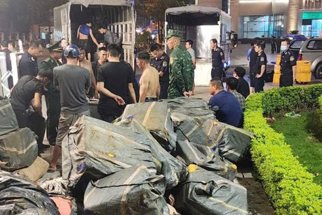 Lực lượng chức năng Lào Cai tạm giữ hơn 10 tấn hàng thực phẩm đông lạnh không rõ nguồn gốc. hqlc.jpg