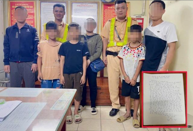 3 cháu bé đi lạc được trao trả về gia đình. capture.png