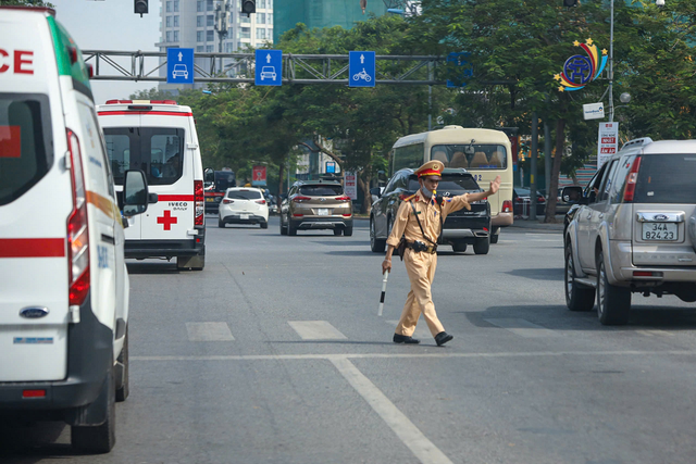 Lực lượng CSGT trên tuyến Võ Chí Công mở đường cho đoàn xe chở tạng. 35-sua.png