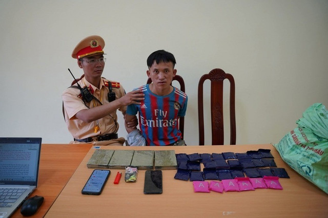 Đối tượng Sùng A Súa cùng tang vật vụ án. 67.jpg
