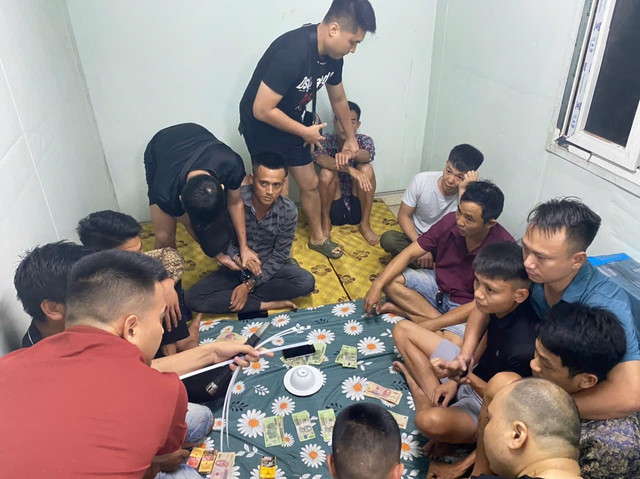 Cơ quan Công an bắt quả tang các đối tượng tổ chức đánh bạc trong thùng container. bat-qua-tang-nhom-to-chuc-danh-bac-trong-container.jpg
