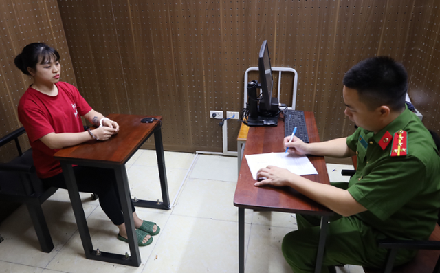 Đối tượng Hoàng Thị Thắm tại cơ quan Công an. 4.png