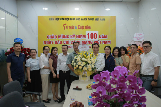 Lãnh đạo Báo Tri thức và Cuộc sống nhận bó hoa chúc mừng tươi thắm từ VUSTA. Ảnh: Anh Sơn. 09062a9c-e6ec-4852-92db-6fc4e15ab06b.jpg