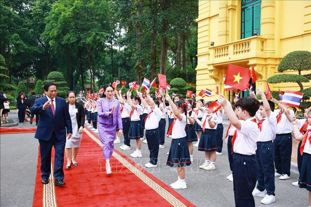 Thiếu nhi Thủ đô Hà Nội nồng nhiệt chào mừng Thủ tướng Thái Lan Paetongtarn Shinawatra thăm chính thức Việt Nam. Ảnh: Dương Giang/TTXVN 1-5861.jpg