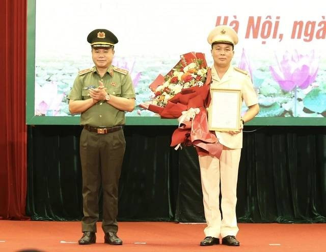 Trung tướng Nguyễn Thanh Tùng trao quyết định và tặng hoa chúc mừng tân Phó Giám đốc Công an TP Hà Nội. 8.jpg