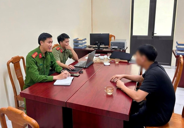 Nguyễn Văn Lưu tại cơ quan công an. img-6649.jpg