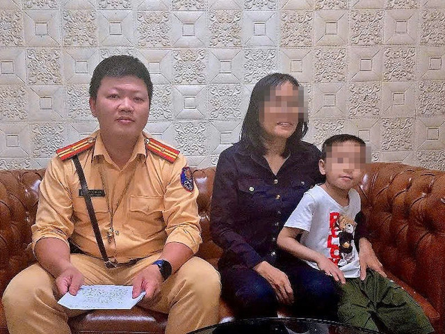 Gia đình đến đón cháu Đ tại cơ quan Công an. 56.png
