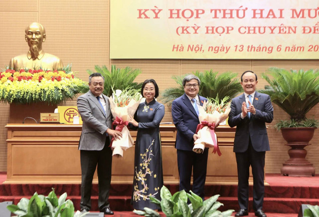 Uỷ viên T.Ư Đảng, Phó Bí thư Thành uỷ, Chủ tịch UBND TP Hà Nội Trần Sỹ Thanh và Phó Bí thư Thành uỷ, Chủ tịch HĐND TP Hà Nội Nguyễn Ngọc Tuấn chúc mừng tân Phó Chủ tịch HĐND TP Phạm Thị Thanh Mai và tân Phó Chủ tịch UBND TP Trương Việt Dũng. img-0353-1749783733.jpg