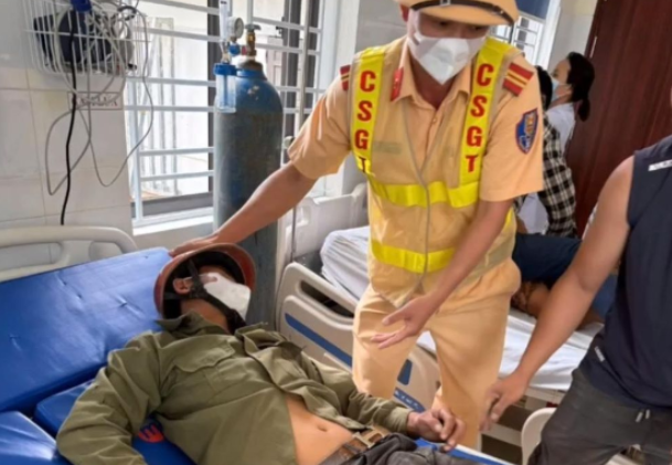 CSGT kịp thời đưa người đàn ông bất tỉnh bên lề đường đến viện. capture-7700.png