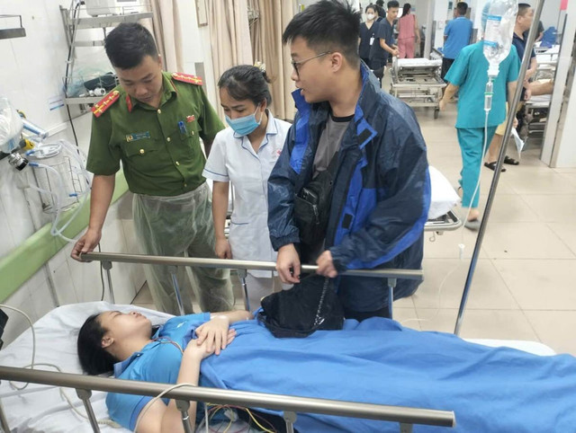 Lực lượng Công an phường Phương Liệt hỗ trợ chị L đến Bệnh viện. 5.png