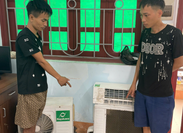 Hai đối tượng cùng tang vật vụ trộm. capture-9814.png