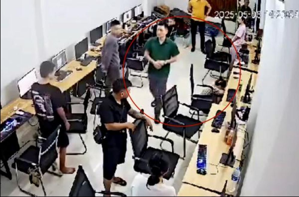 Người đàn ông mặc thường phục trong tổ công tác và cô gái sau khi bị đánh. capture.png