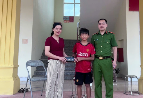 Nam sinh lớp 6 trả lại ví tiền cho người đánh mất