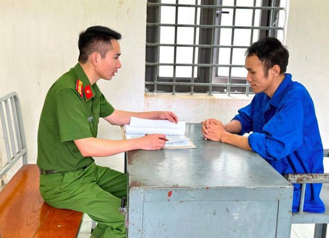 Đối tượng Trần Ngọc Bình tại cơ quan Công an. capture.png