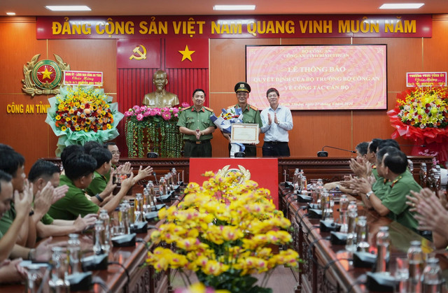 Phó Chủ tịch UBND tỉnh Bình Thuận Nguyễn Hồng Hải tặng hoa chúc mừng Đại tá Nguyễn Anh Tuấn. 09.jpg