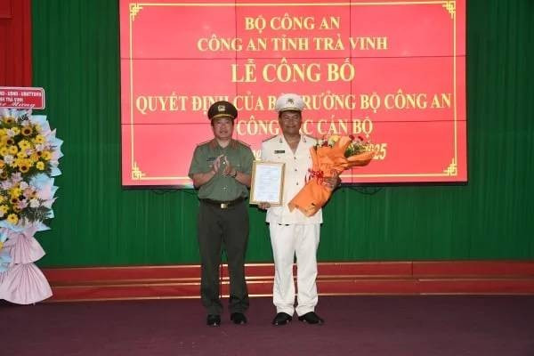 Thừa ủy quyền của lãnh đạo Bộ, Đại tá Nguyễn Thanh Hải đã trao quyết định và chúc mừng Thượng tá Sơn Chí Hùng (góc phải). son-chi-hung-173323-73-194956.jpg