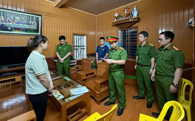 Cơ quan CSĐT Công an tỉnh Nam Định thi hành lệnh khám xét khẩn cấp chỗ ở đối với Trần Thị Diệu - kế toán Công ty CP đầu tư và phát triển Đại Phúc Nam Định. 90.jpg