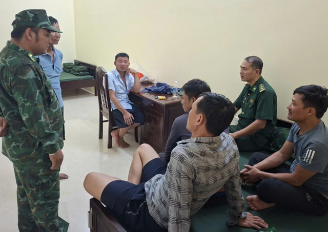 10 thuyền viên được Đồn Biên phòng Đảo Trần (Quảng Ninh) chăm sóc sức khỏe. capture.png