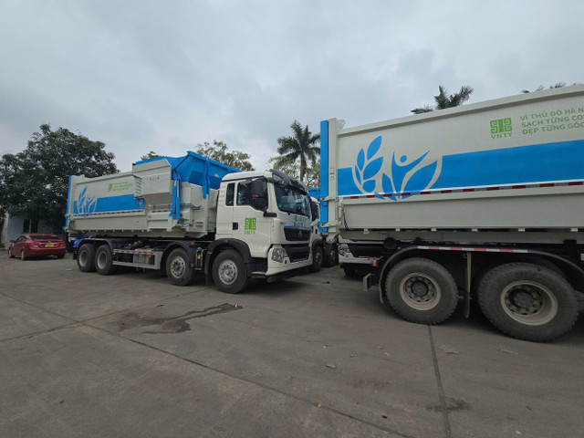 Các xe ép, vận chuyển rác hiện đại vẫn "đắp chiếu" do thiếu trạm tập kết, trung chuyển. 1-2118.jpg